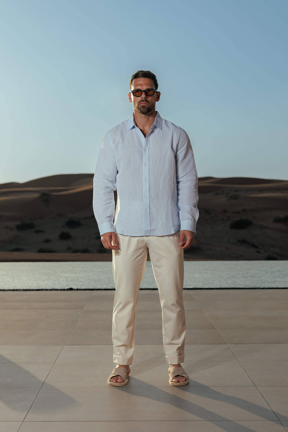 Dettaglio del colletto e dei bottoni tonali della camicia in lino da uomo