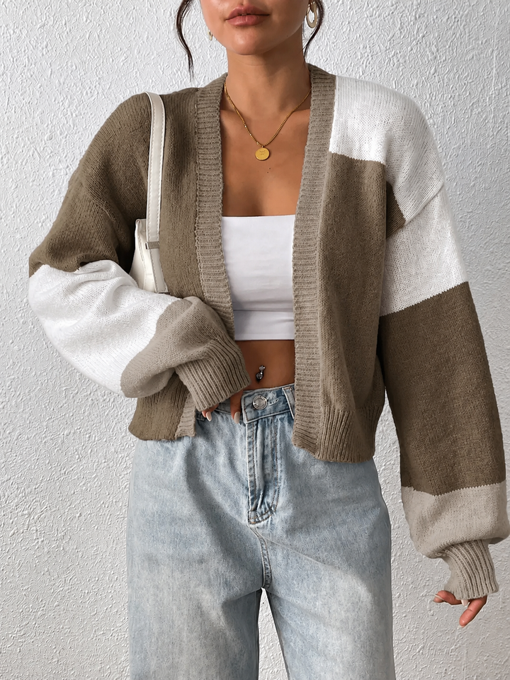 Cardigan indossato a strati su un outfit casual