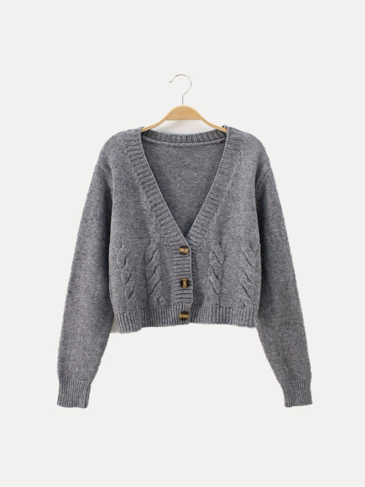 Cardigan corto a trecce con scollo a V e bottoni in corno, vista frontale
