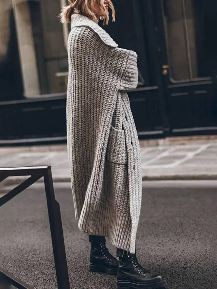 Dettaglio dei revers con tacca e bottoni frontali del cardigan