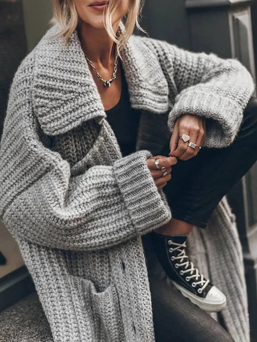Vista posteriore del cardigan lungo oversize a spalle cadenti
