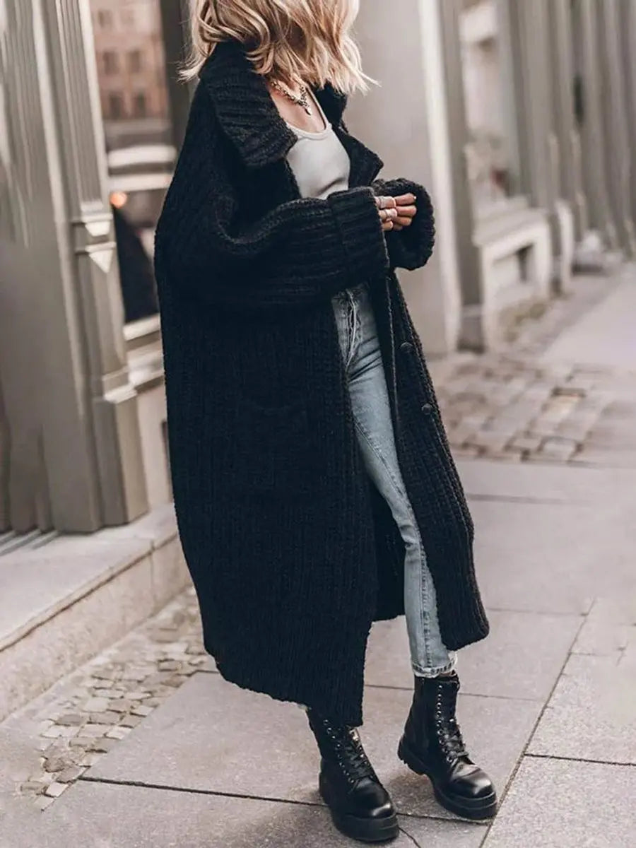 Dettaglio delle tasche laterali integrate del cardigan lungo