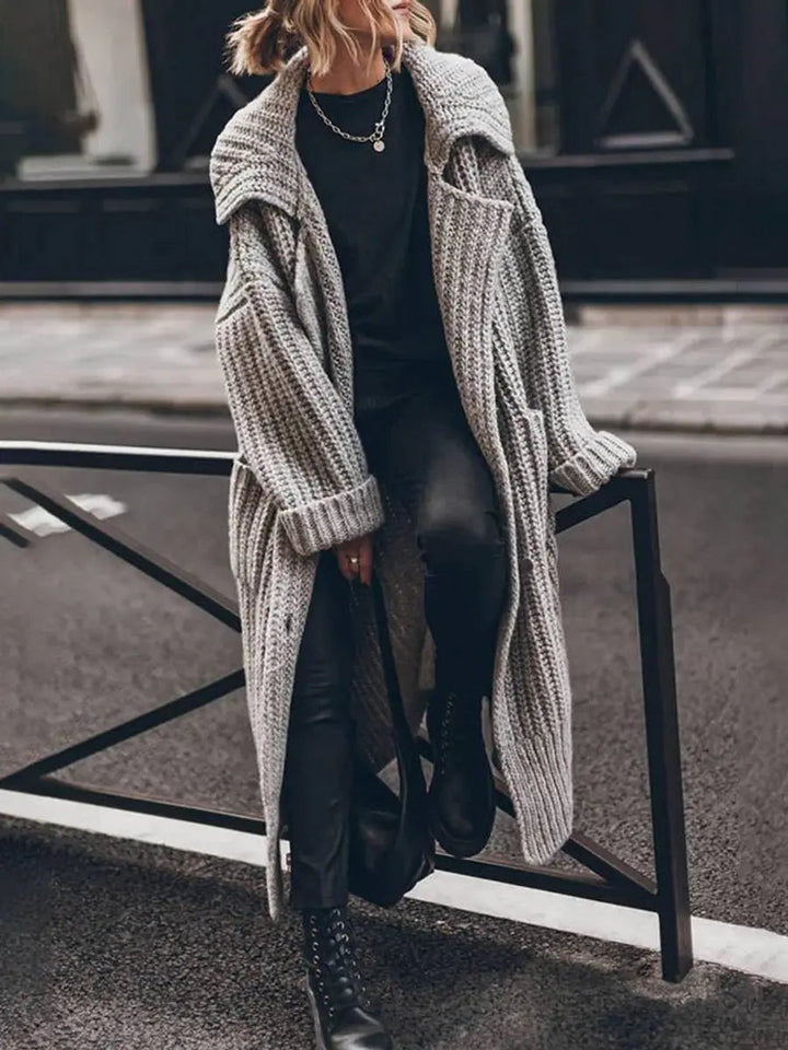 Cardigan lungo oversize con revers ampi e chiusura a bottoni, visto frontalmente