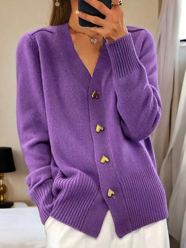 Vista laterale del cardigan con silhouette allungata oltre il filo del fianco