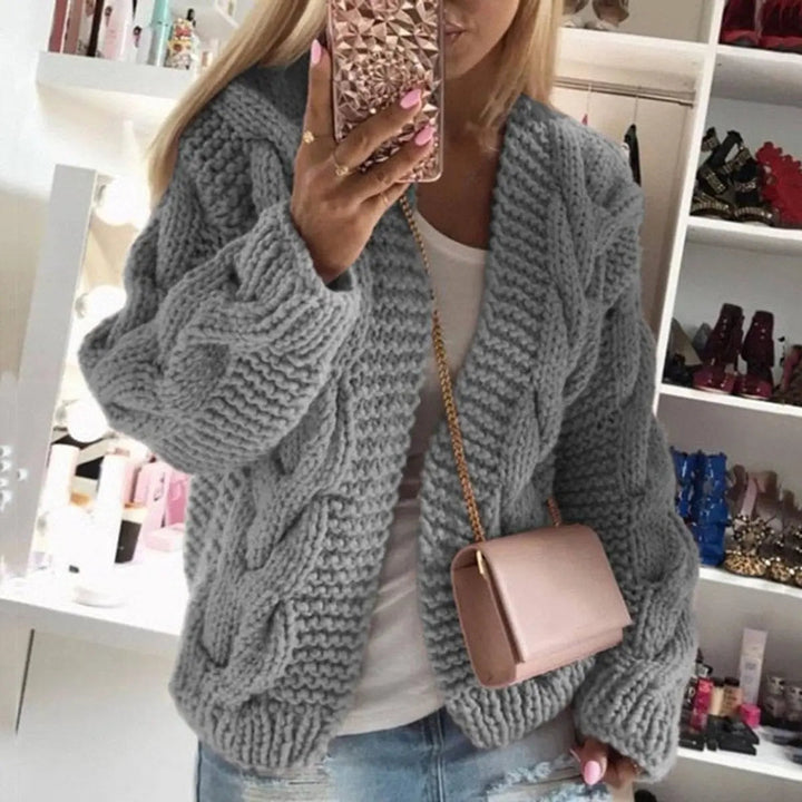 Vista laterale del cardigan oversize con orlo all&