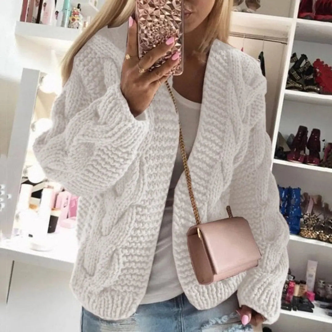 Vista posteriore del cardigan a trecce con silhouette ampia e rilassata