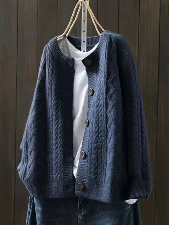 Cardigan indossato aperto, vista di tre quarti