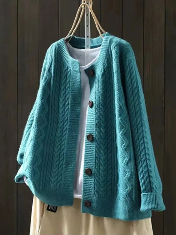 Vista posteriore del cardigan oversize con trama a trecce