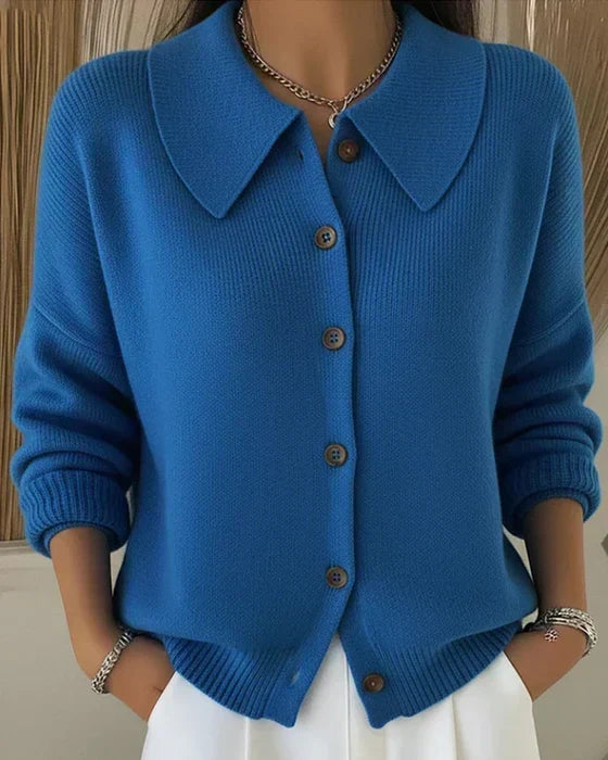 Cardigan a maglia fine con colletto a punta ampio e chiusura frontale a bottoni, lunghezza fianchi