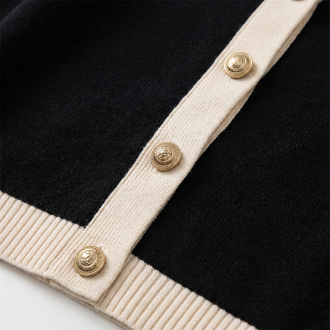 Vista posteriore del cardigan a maglia fine con orlo al fianco