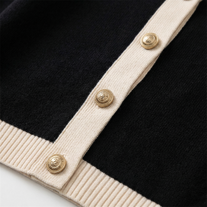 Vista posteriore del cardigan a maglia fine con orlo al fianco