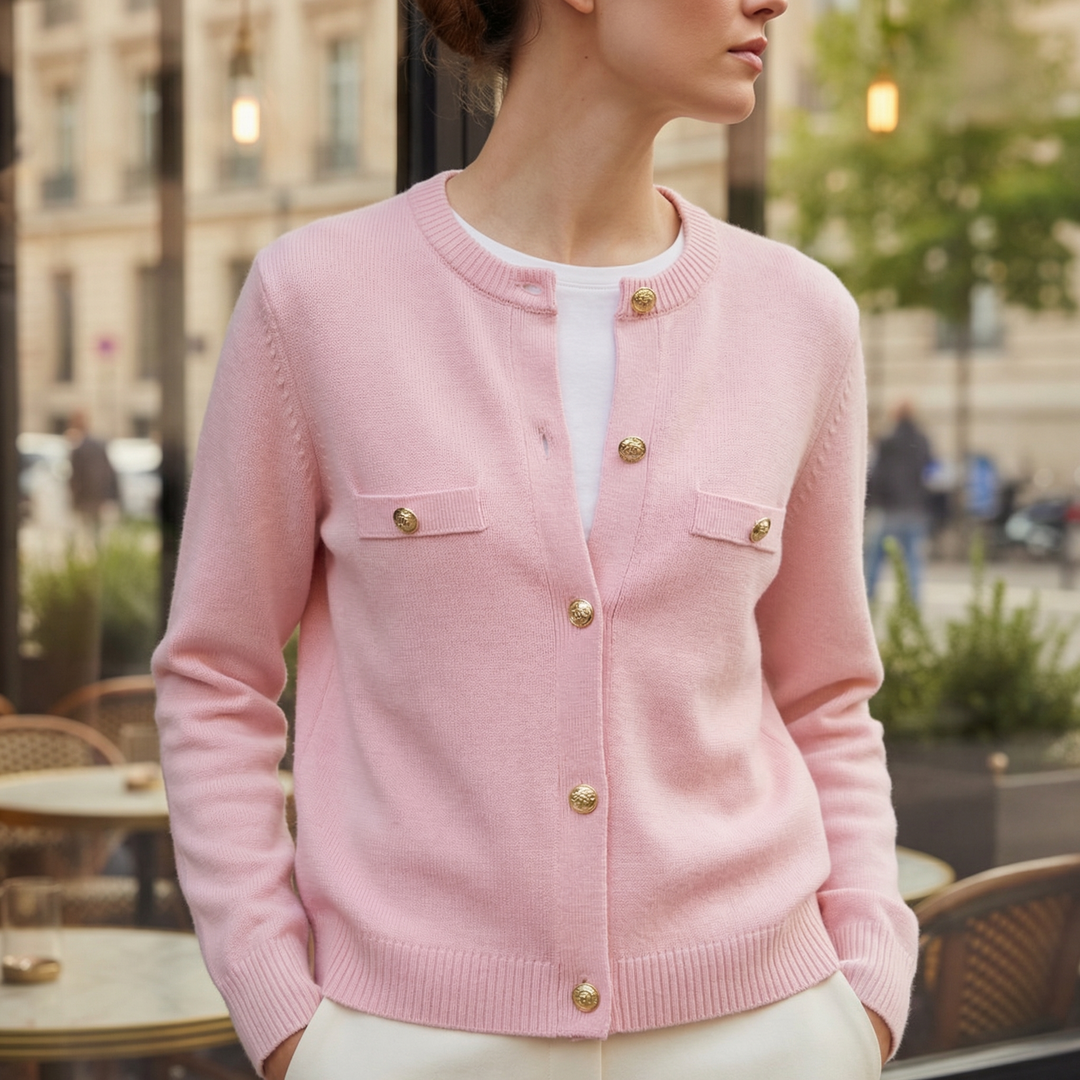 Vista frontale del cardigan con due tasche con pattina sul petto