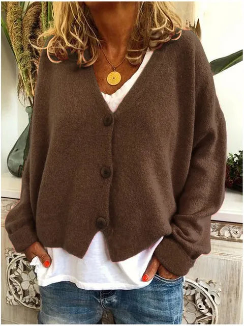 Vista frontale del cardigan con bottoni interi e orlo dritto