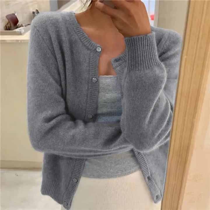 Vista frontale del cardigan con bottoni dal collo all&