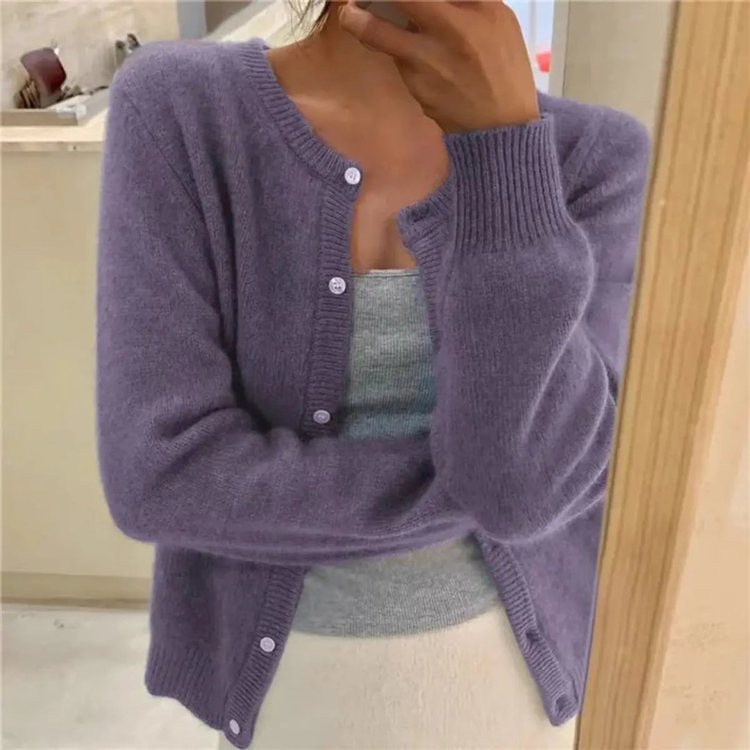 Cardigan indossato aperto su un outfit casual