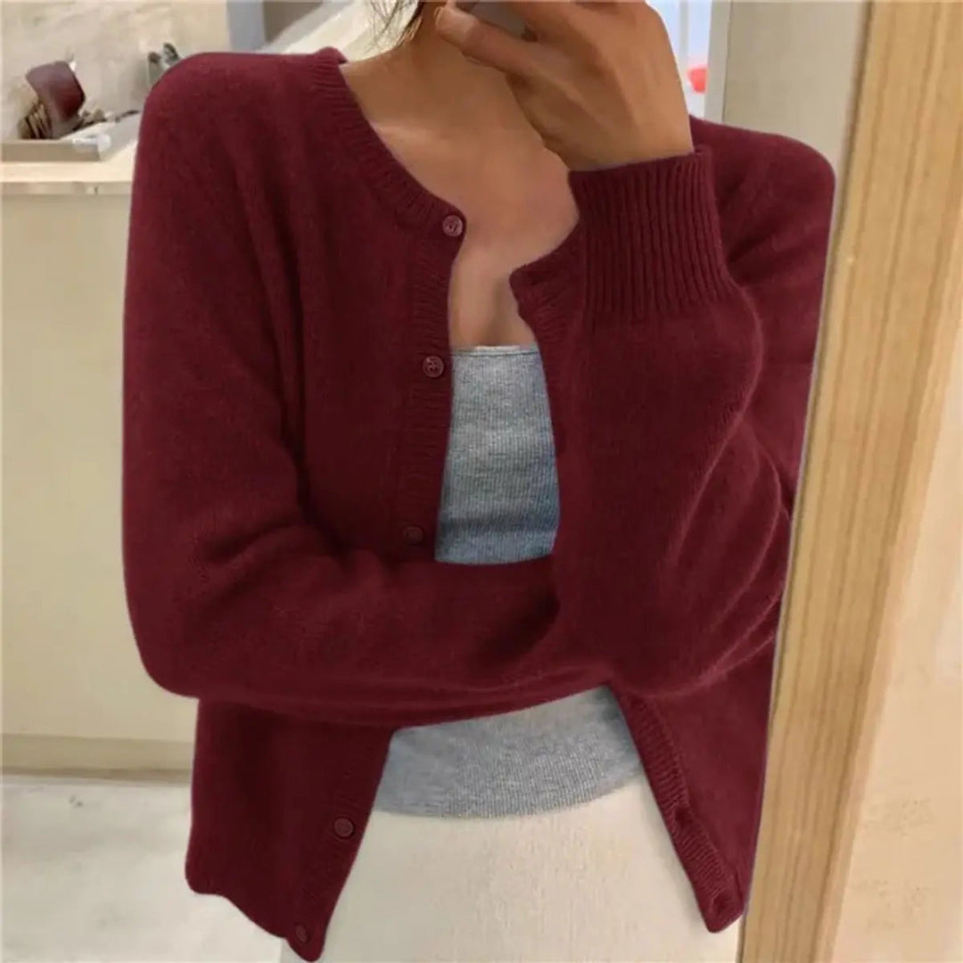 Cardigan abbottonato con look smart casual