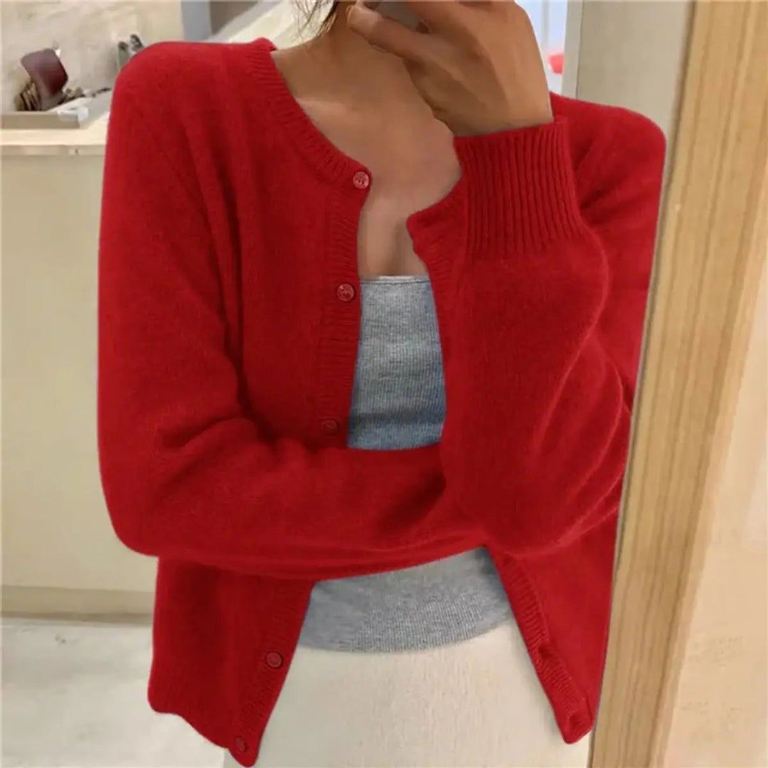 Dettaglio del collo tondo e della finitura del cardigan