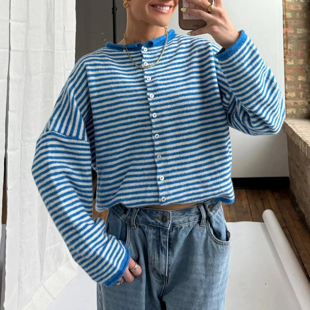 Vista posteriore del cardigan a maglia con motivo a righe orizzontali