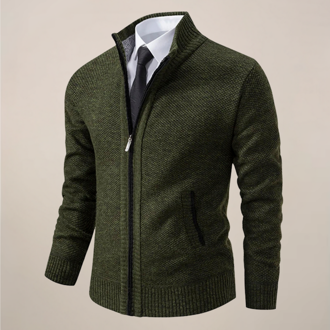 Cardigan da uomo indossato, vista laterale con silhouette strutturata
