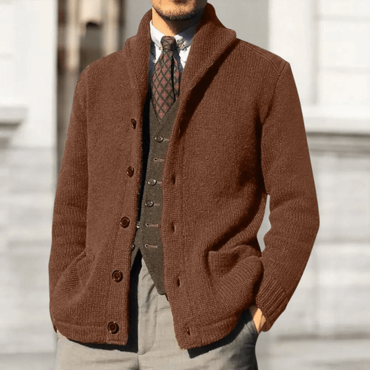Dettaglio della placca di bottoni del cardigan da uomo