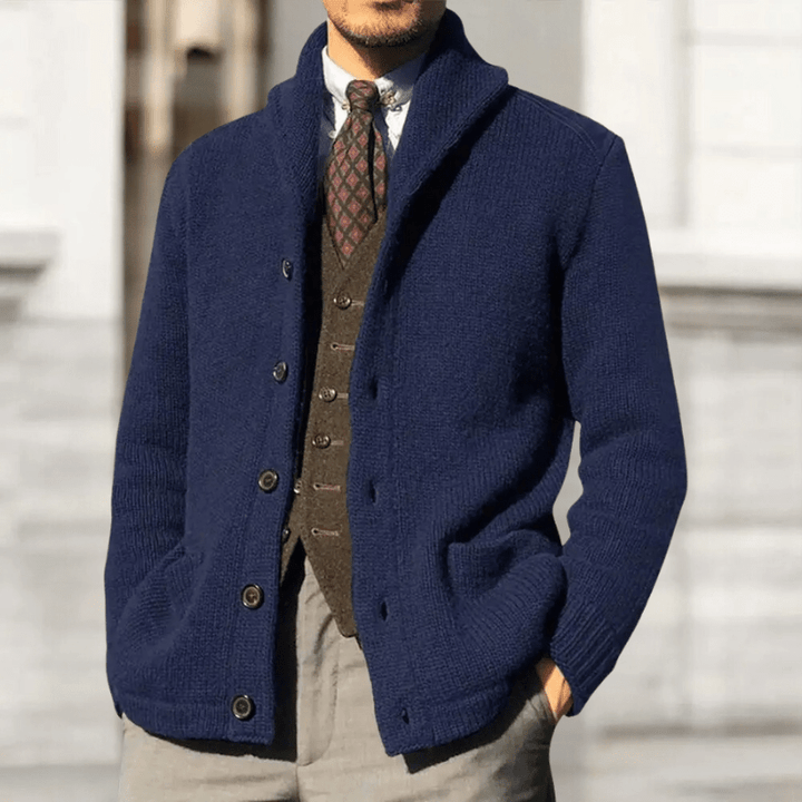 Cardigan da uomo indossato su camicia, vista laterale