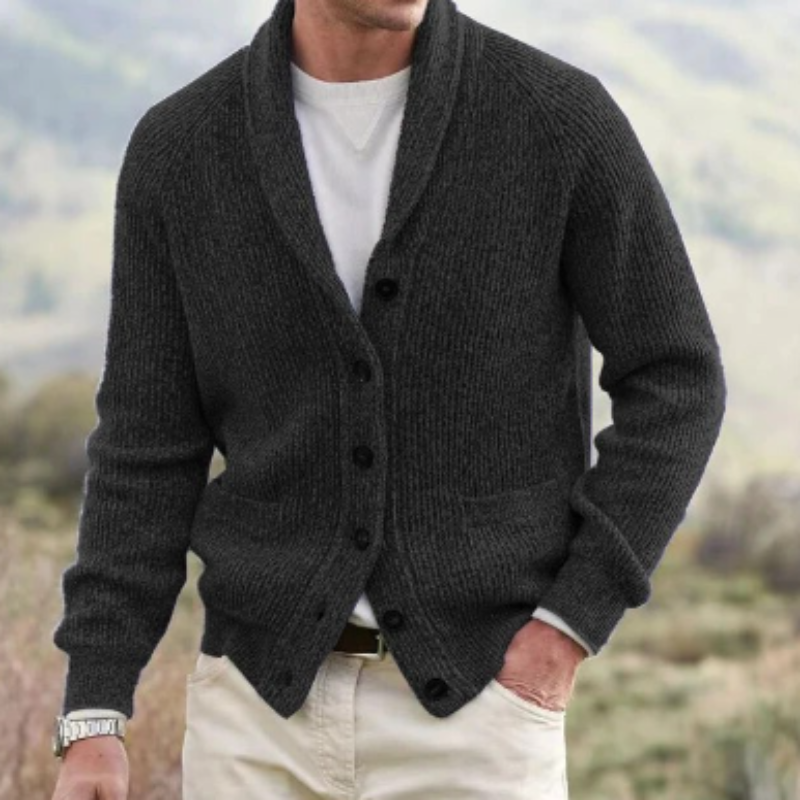 Cardigan da uomo con collo a scialle e abbottonatura frontale su sfondo neutro