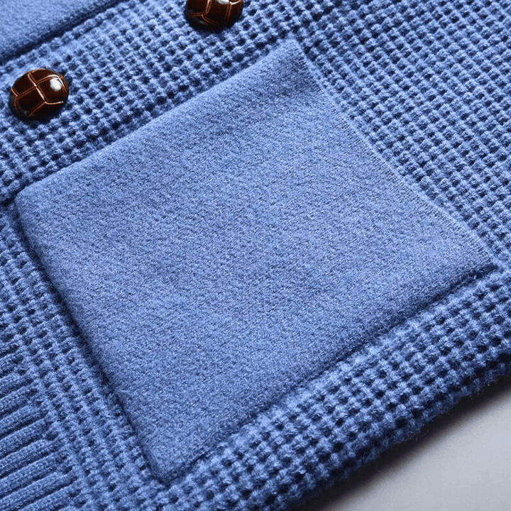 Vista posteriore del cardigan che mostra il collo a scialle e la vestibilità