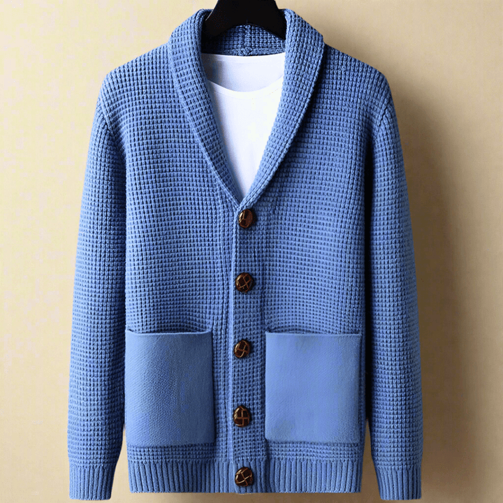 Cardigan da uomo con collo a scialle visto di fronte, con bottoni e tasche a toppa