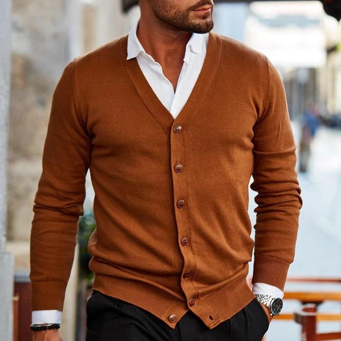 Dettaglio dei polsini a coste del cardigan da uomo