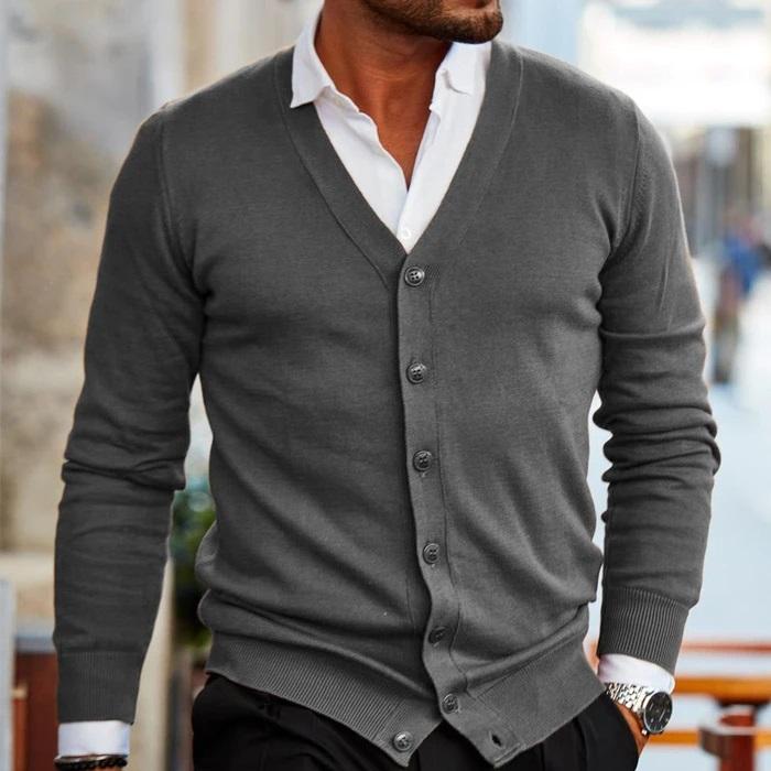 Cardigan da uomo indossato su camicia, veduta laterale