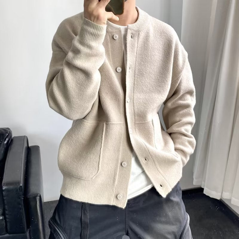 Vista frontale del cardigan con tasche a toppa e polsini a coste