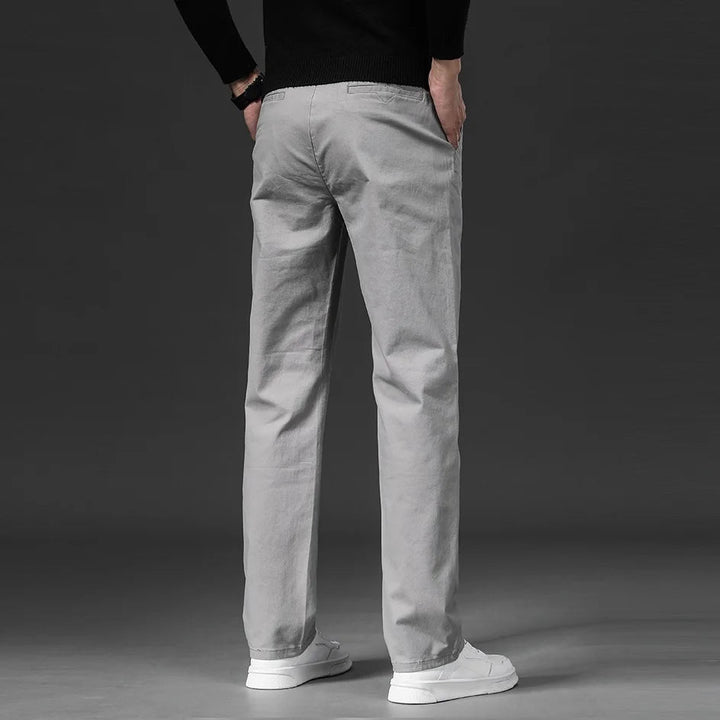 Dettaglio vita elastica dei pantaloni chino da uomo