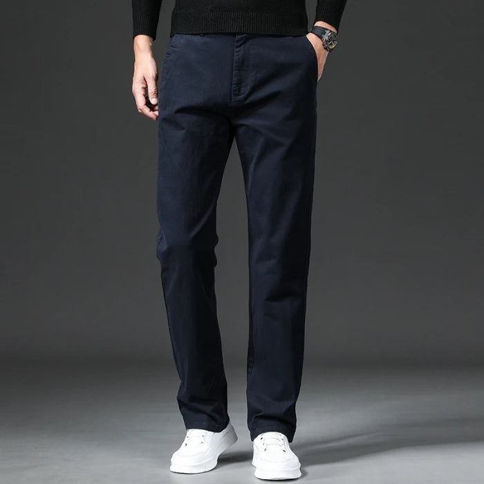 Vista laterale dei pantaloni chino slim da uomo