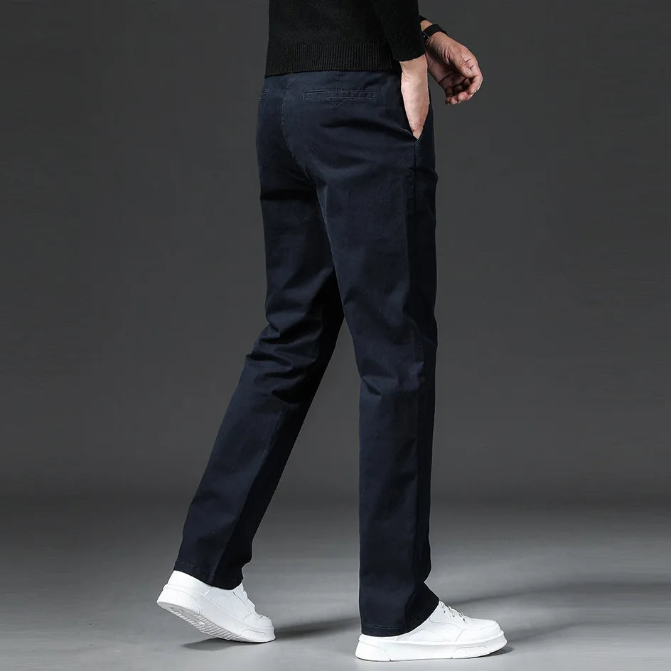 Dettaglio gamba affusolata dei pantaloni chino da uomo