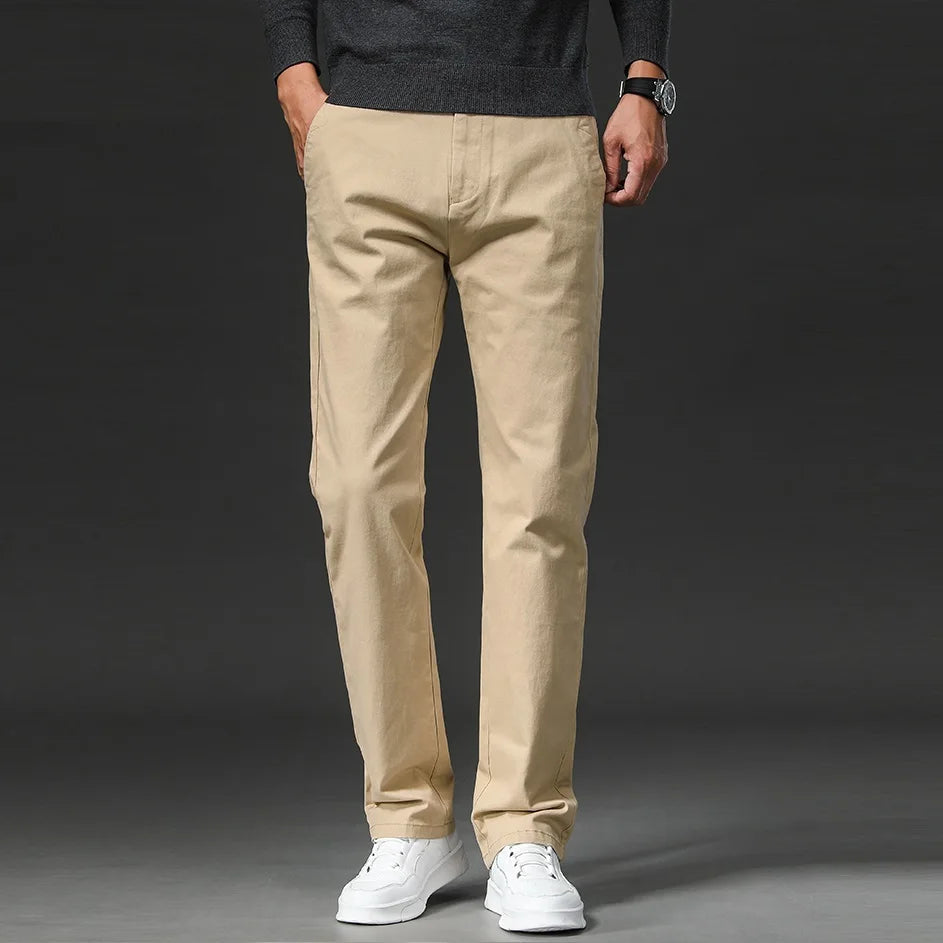 Vista posteriore dei pantaloni chino slim da uomo