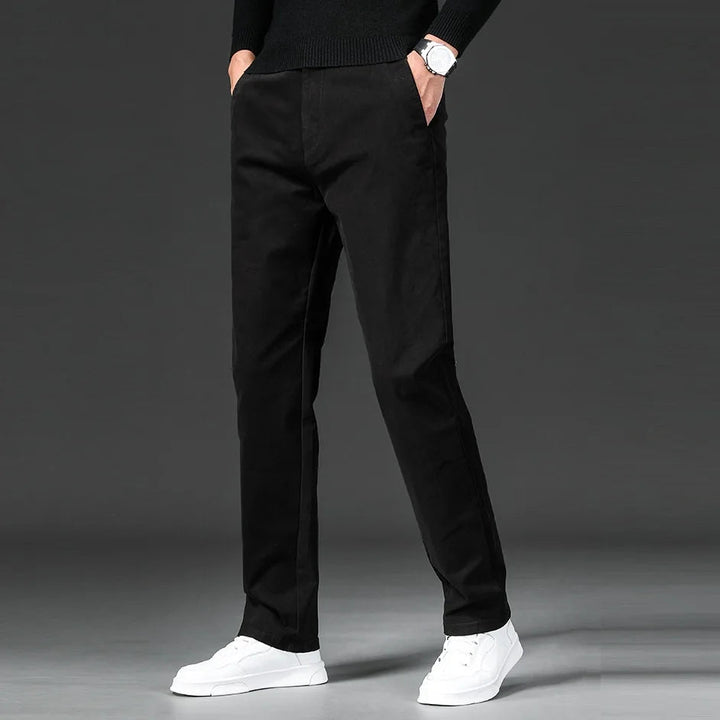 Dettaglio chiusura frontale dei pantaloni chino da uomo