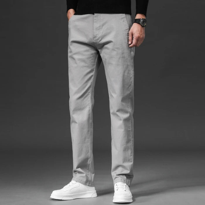Pantaloni chino da uomo taglio slim con vita elastica, vista frontale