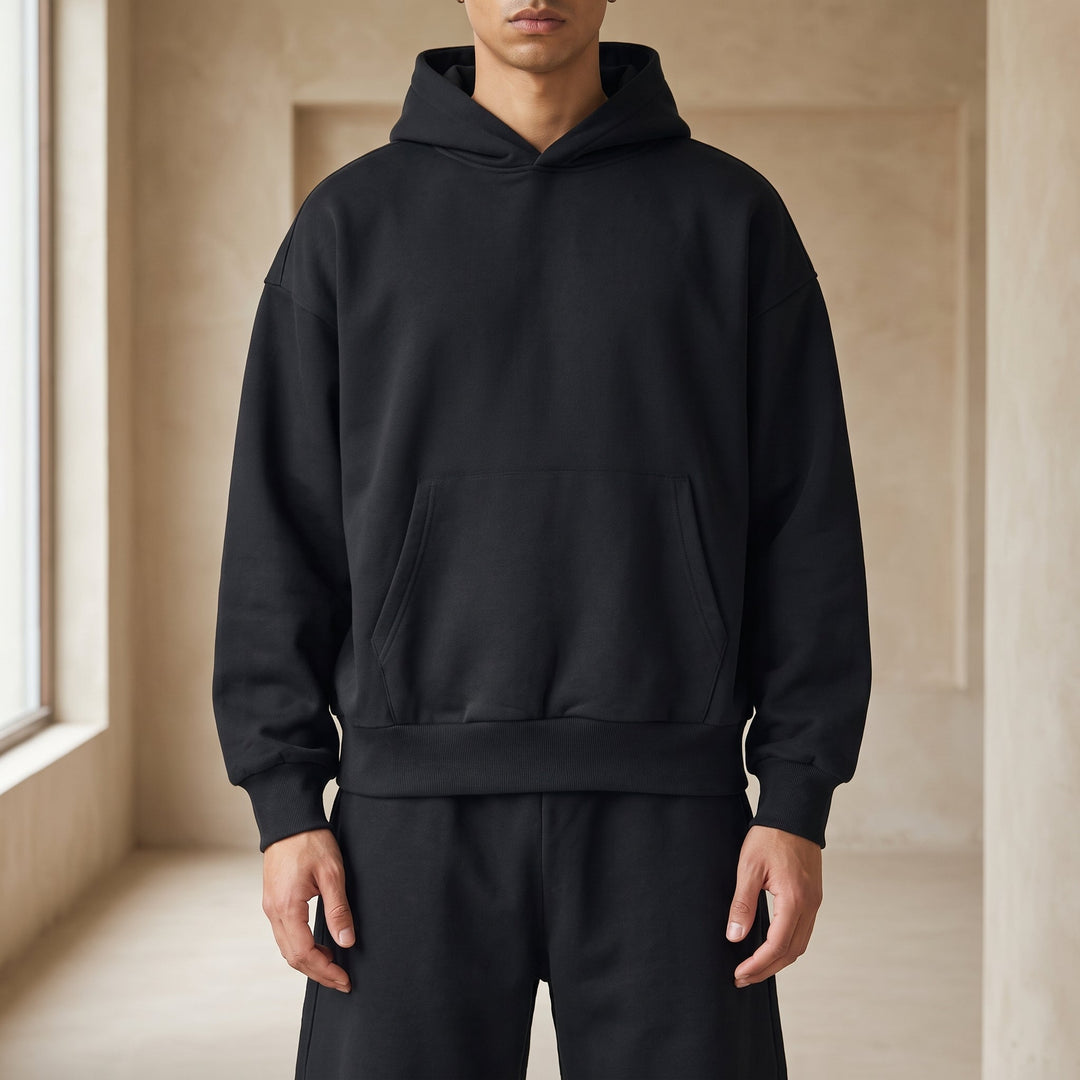 Completo felpa e pantaloncini da uomo visto frontalmente