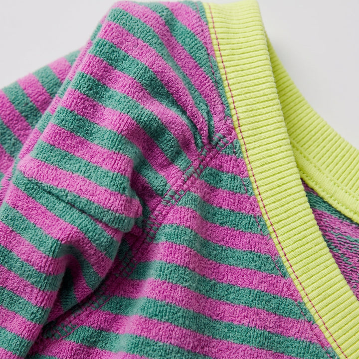 Felpa oversize con righe classiche e bordi a contrasto, vista frontale