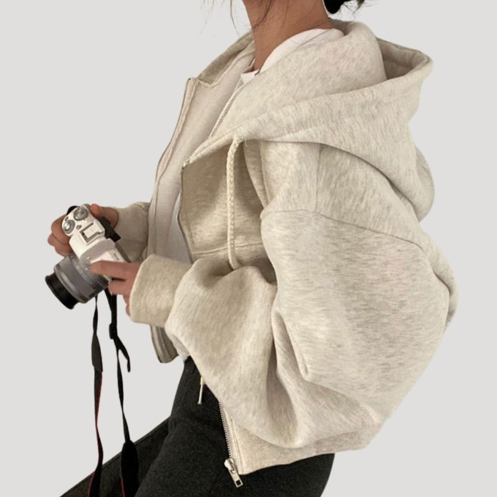 Dettaglio del cappuccio con coulisse e zip della felpa