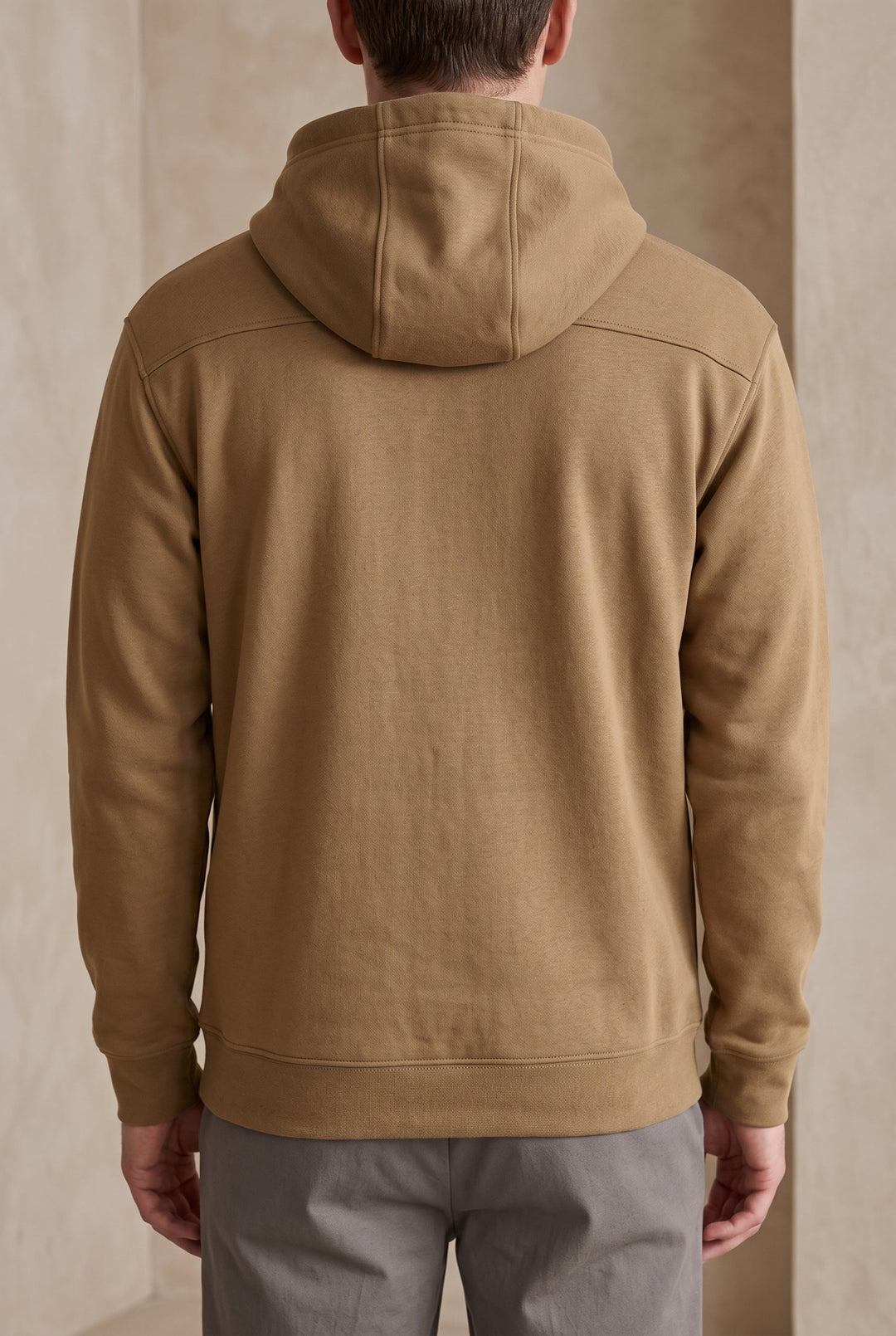 Vista posteriore della felpa pullover da uomo