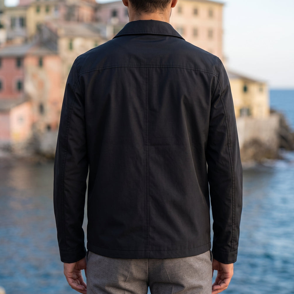Vista ravvicinata della vestibilità slim della giacca da uomo