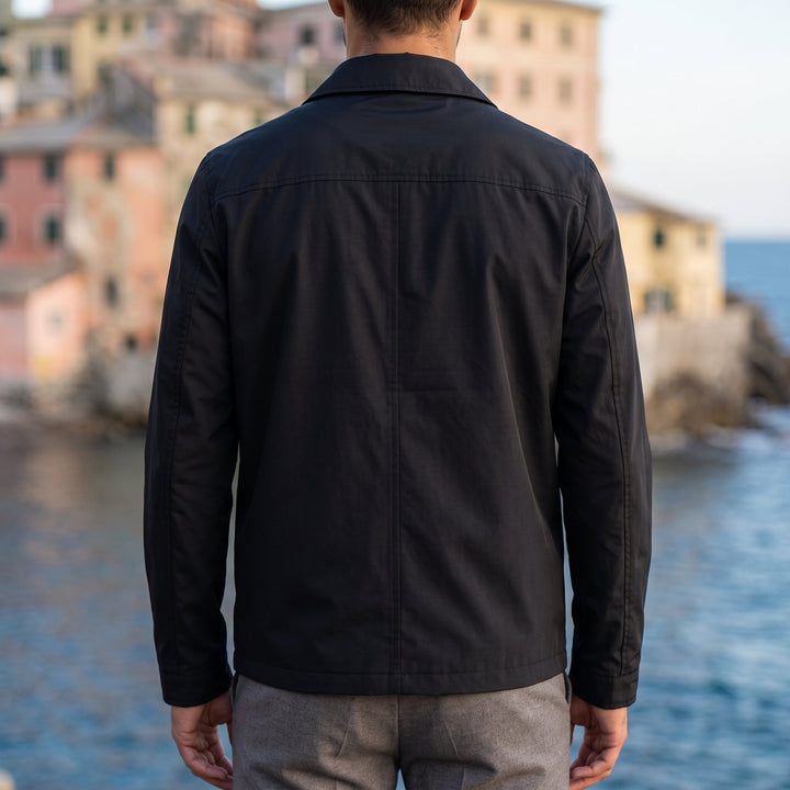 Vista ravvicinata della vestibilità slim della giacca da uomo