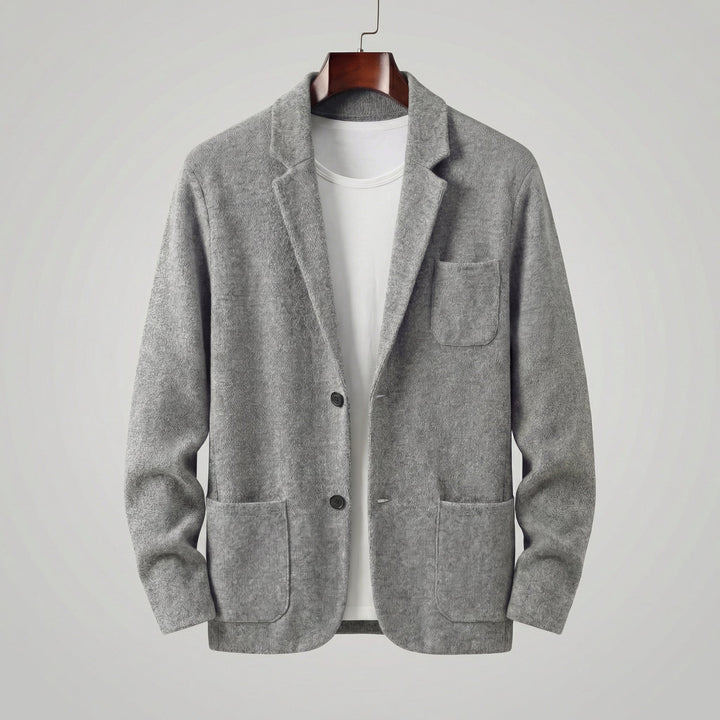 Modello indossa la giacca da uomo in contesto casual