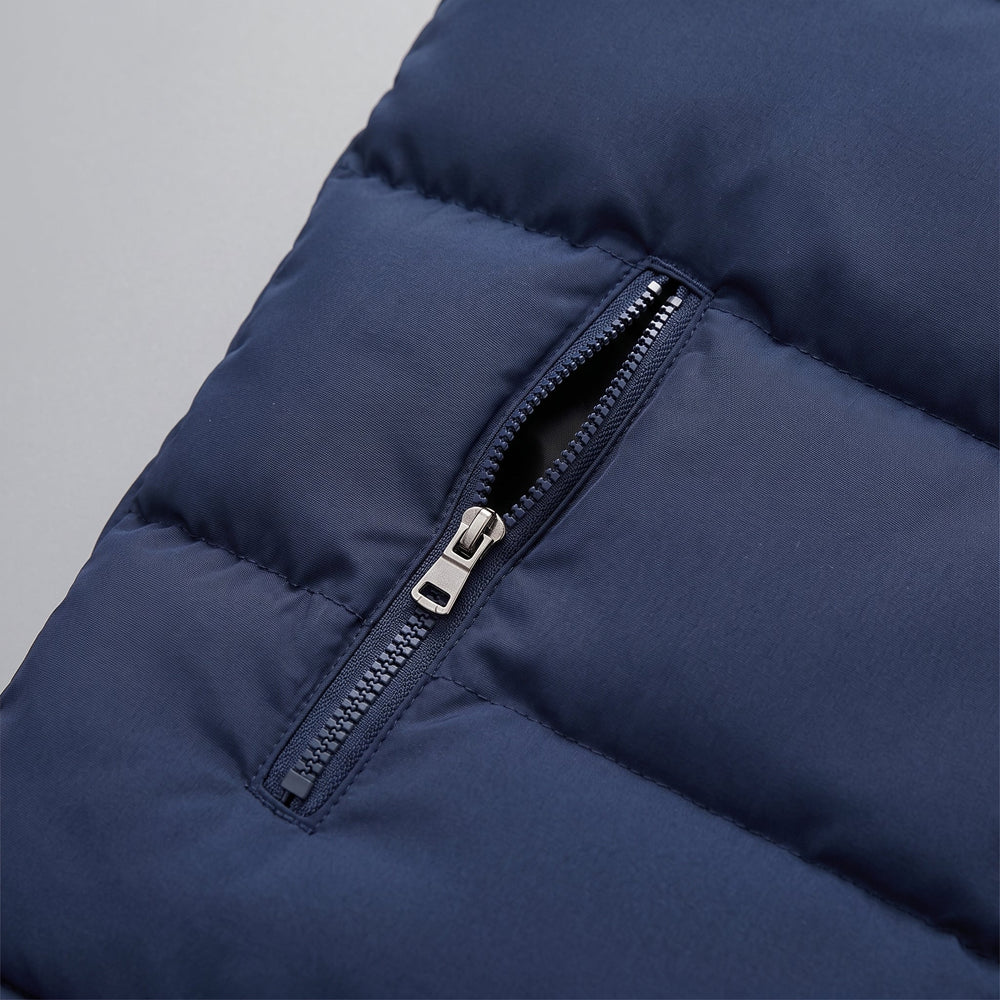 Modello che indossa il gilet trapuntato in un contesto outdoor