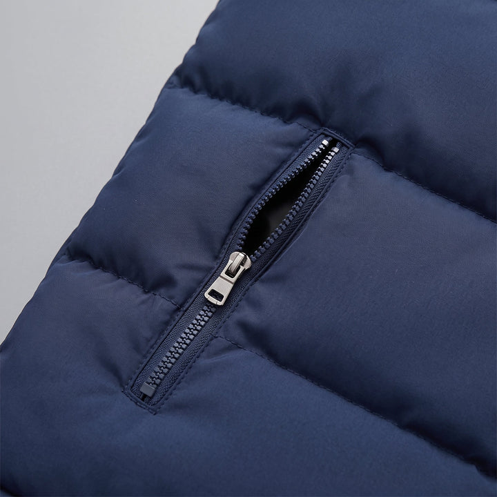 Modello che indossa il gilet trapuntato in un contesto outdoor