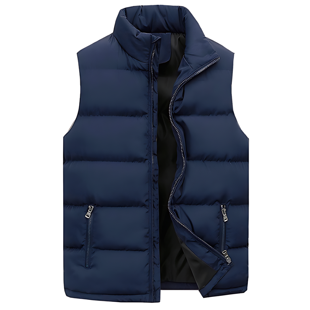 Gilet puffer da uomo indossato sopra una felpa, vista laterale