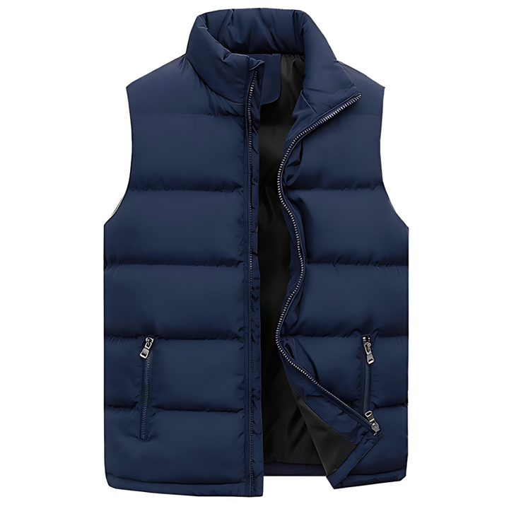 Gilet puffer da uomo indossato sopra una felpa, vista laterale
