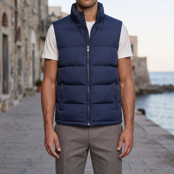 Gilet puffer da uomo appoggiato su superficie piana, vista completa