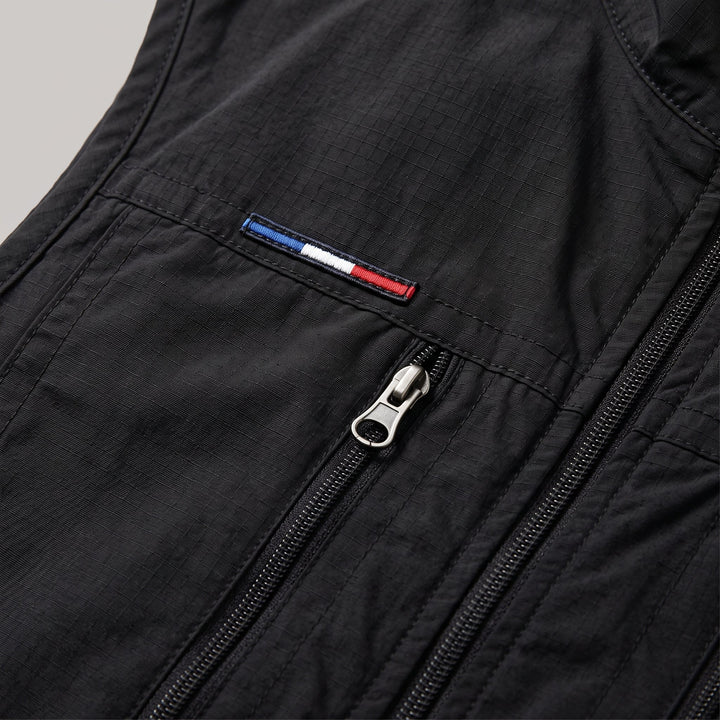 Dettaglio della cerniera frontale del gilet outdoor da uomo